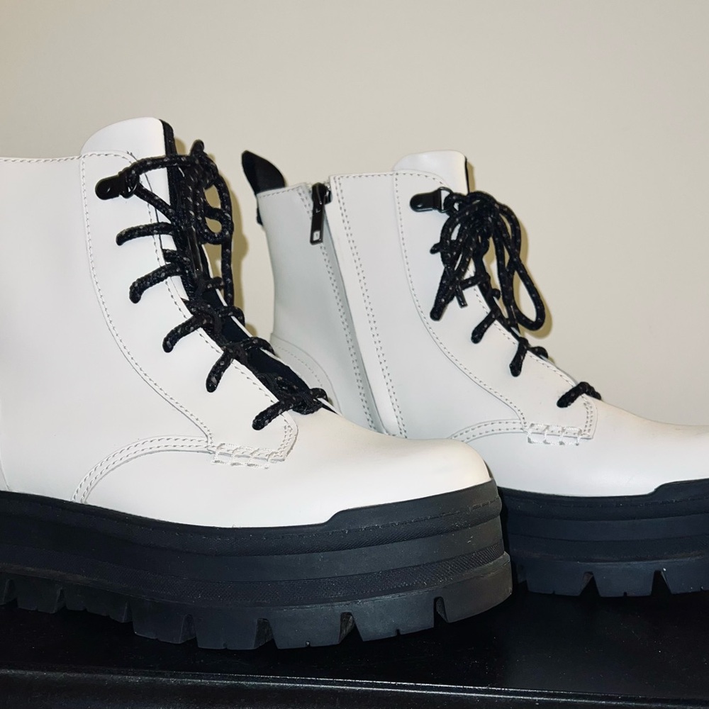 UGG Sidnee Platform Boots